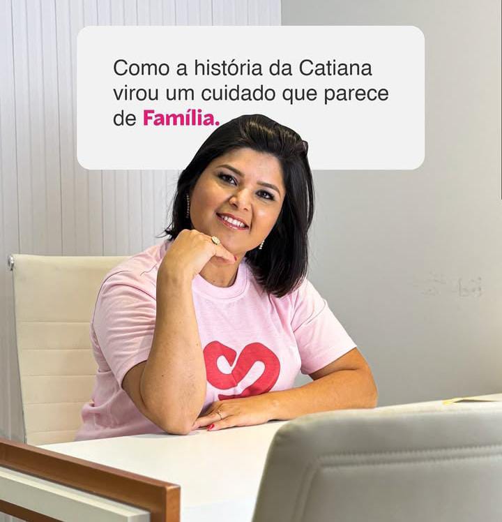 Catiana, CEO e fundadora da Dedicar Anjos, sentada em sua mesa com camiseta rosa, ao lado do balão de fala 'Como a história da Catiana virou um cuidado que parece de Família'